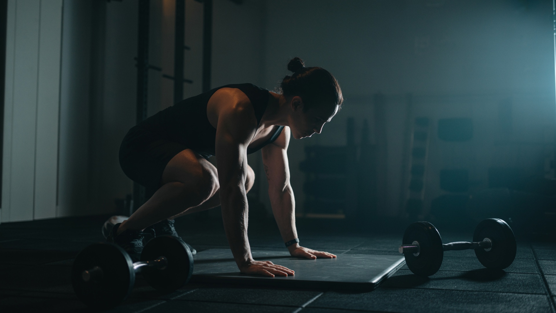Pessoa treinando em ambiente fitness escuro e motivacional